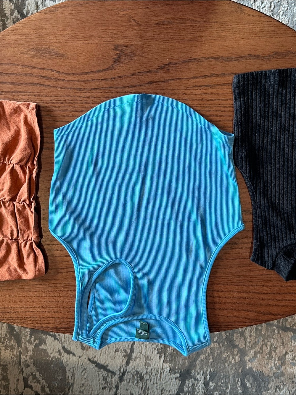 Assorted Women’s Tanks and Cropped Shirts - Picture 4 of 6